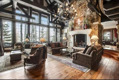 Beaver Creek 5 Bedroom Ski-In-Ski-Out Chateau With Spa, Hot Tub, Gym And Movie Room! in Beaver Creek, USA