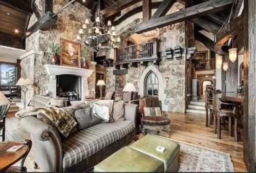 Beaver Creek 5 Bedroom Ski-In-Ski-Out Chateau With Spa, Hot Tub, Gym And Movie Room! in Beaver Creek, USA
