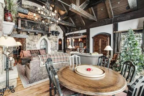 Beaver Creek 5 Bedroom Ski-In-Ski-Out Chateau With Spa, Hot Tub, Gym And Movie Room! in Beaver Creek, USA