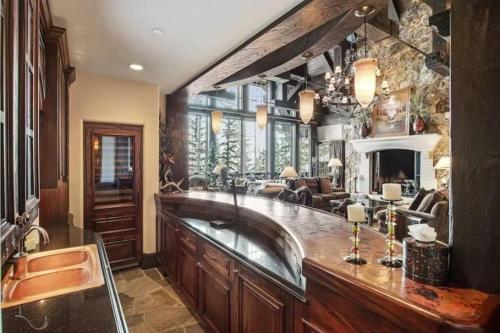 Beaver Creek 5 Bedroom Ski-In-Ski-Out Chateau With Spa, Hot Tub, Gym And Movie Room! in Beaver Creek, USA
