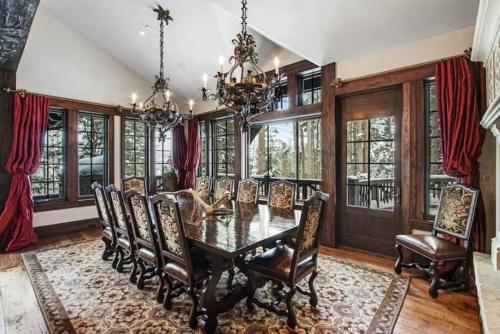 Beaver Creek 5 Bedroom Ski-In-Ski-Out Chateau With Spa, Hot Tub, Gym And Movie Room! in Beaver Creek, USA