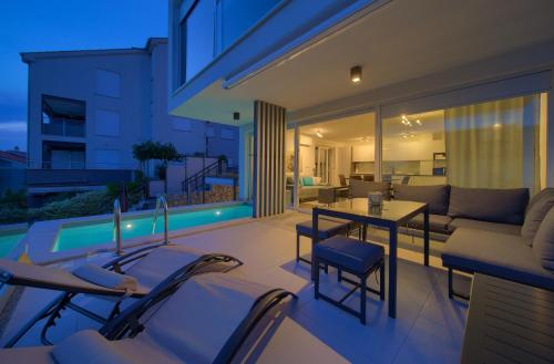 VILLA SOLIS - LACUS Apartment Cijan mit beheiztem Pool