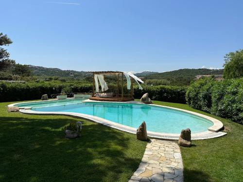 Villa con piscina immersa in un meraviglioso giardino - Wonderful Villa with pool and spacious garden