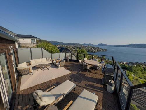 Sjøutsikt, jacuzzi og solfylt