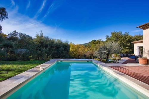 villa spacieuse au calme, piscine, avec grand jardin