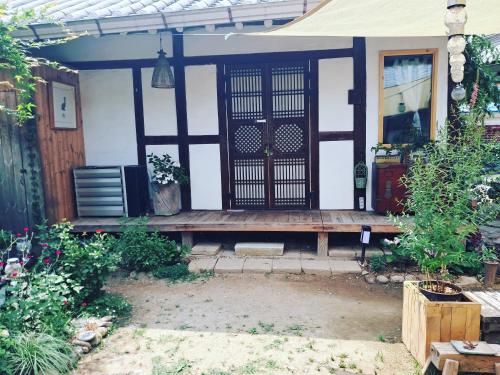 Jeonju Hanok Village Jamanjae