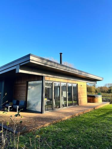 Eco Lodge Deben with Private Hot Tub - Chalet - East Bergholt