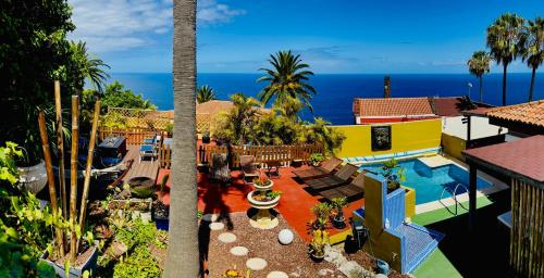 Villa con piscina climatizada y vistas al mar