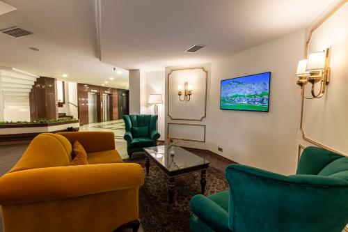 Marble Hotel - image 4