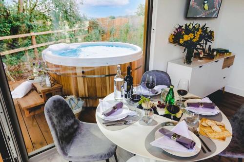 Beautiful Stour Eco Lodge with Private Hot Tub - Chalet - East Bergholt