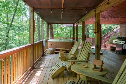 Mountain Spirit Cabin - Fireplace and Hot Tub
