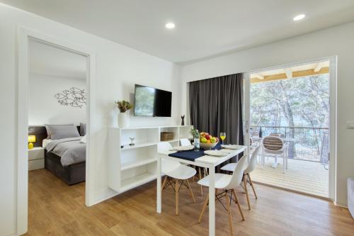 Premium Two-Bedroom Glamping Home with Terrace and Sea View  image 7