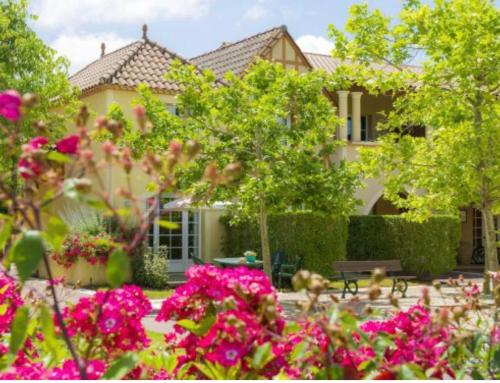 Lac Mondésir the little house and its Bastide