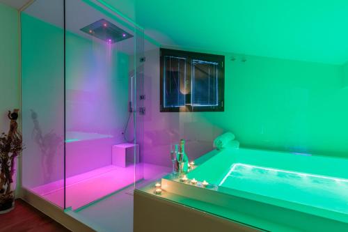 Pezsgőfürdő, LUXURY VILLA RUBIN with Jacuzzi POOL GYM & SPA near Venice and Padua in Piove di Sacco