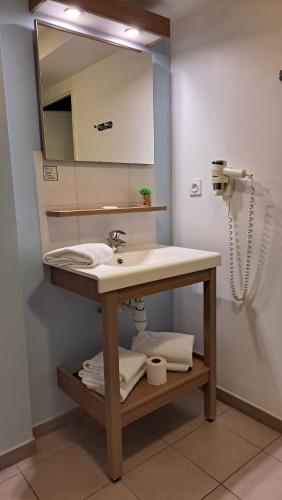 Bathroom, Appart'City Confort Niort Centre in Niort