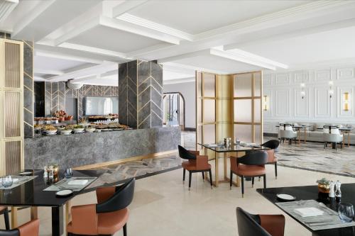 알 아하사 인터컨티넨탈, IHG - 레스토랑