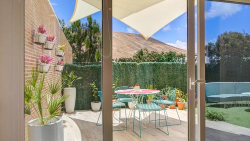  Casa MIMAR - moderna, jardín y wifi fibra 1 GB, ideal para vacaciones y teletrabajo in La Oliva