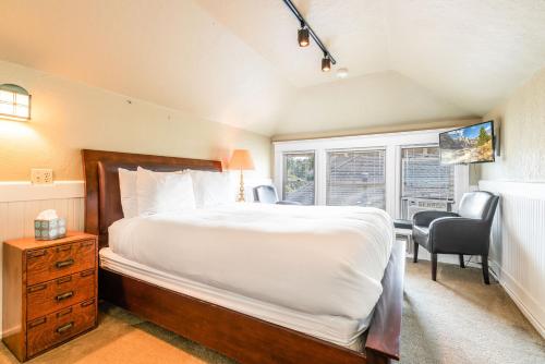 Gaslight Inn - image 6