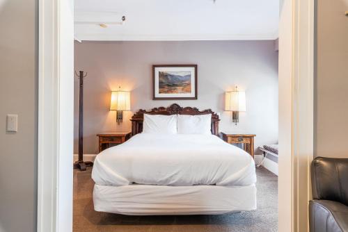 Gaslight Inn - image 11