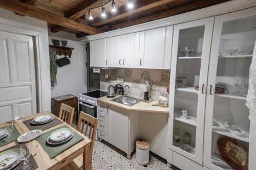 Cicones Boutique Apartments - image 5
