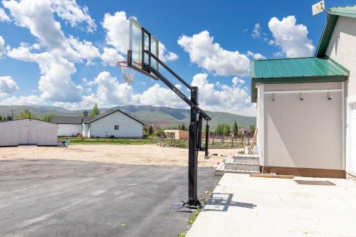 Luxe Heber City Cabin and Hot Tub and Guest House