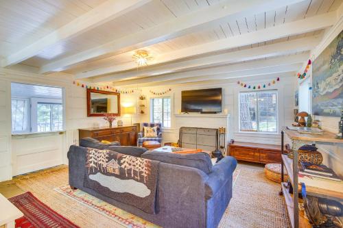 Crestline Vacation Rental, Close to Hiking Trails! in Crestline, USA