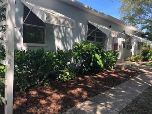 Delray, easy walk to downtown, free parking (315W)