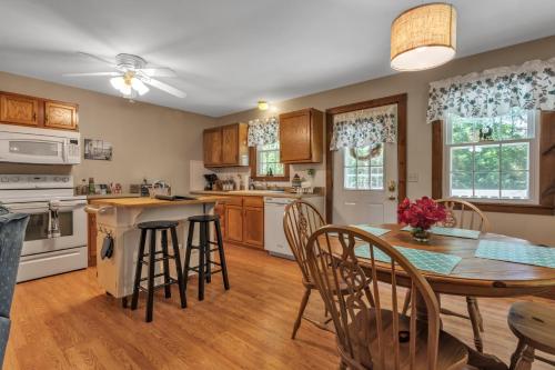 Cozy Bungalow Just Minutes from Mystic, Westerly Beaches, Boating and Casinos! bungalow in Groton (CT)