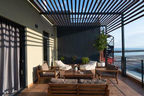 Balcony/terrace, Maison 4 Seasons in Mpournias