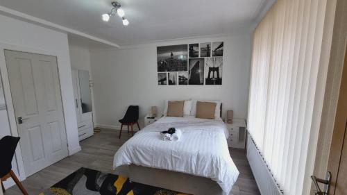 Modern 3 bedroom house, 3 Bathroom, secure parking, Wi-Fi & Garden, Leeds (Foto 4)
