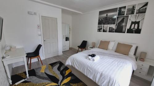Modern 3 bedroom house, 3 Bathroom, secure parking, Wi-Fi & Garden, Leeds (Foto 5)