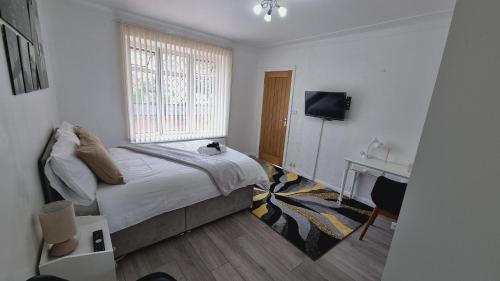 Modern 3 bedroom house, 3 Bathroom, secure parking, Wi-Fi & Garden, Leeds (Foto 3)