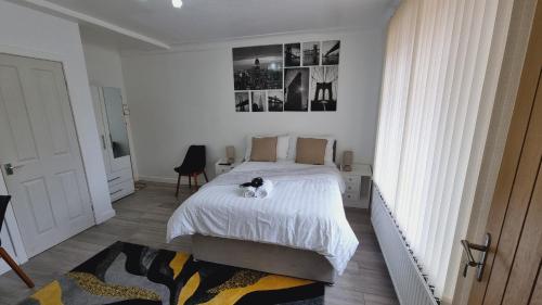Modern 3 bedroom house, 3 Bathroom, secure parking, Wi-Fi & Garden, Leeds (Foto 2)