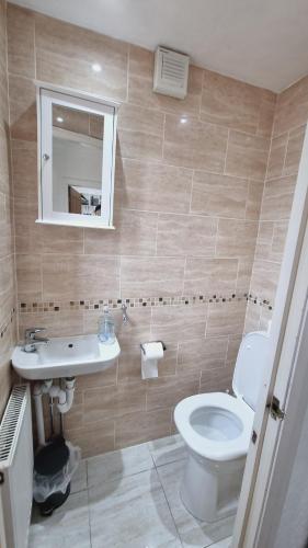 Modern 3 bedroom house, 3 Bathroom, secure parking, Wi-Fi & Garden, Leeds (Foto 9)