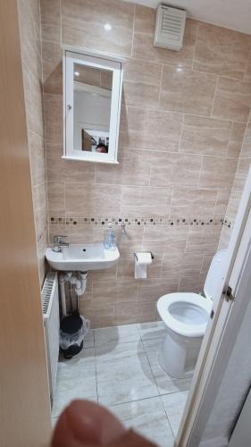 Modern 3 bedroom house, 3 Bathroom, secure parking, Wi-Fi & Garden, Leeds (Foto 10)