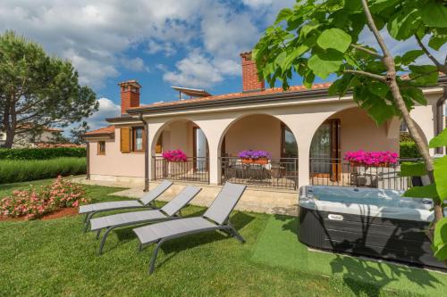 Villa Lori - Accommodation - Nova Vas