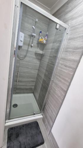 Modern 3 bedroom house, 3 Bathroom, secure parking, Wi-Fi & Garden, Leeds (Foto 8)