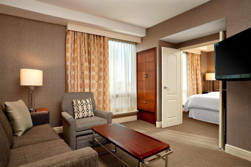 King Corner Suite With Sofa Bed