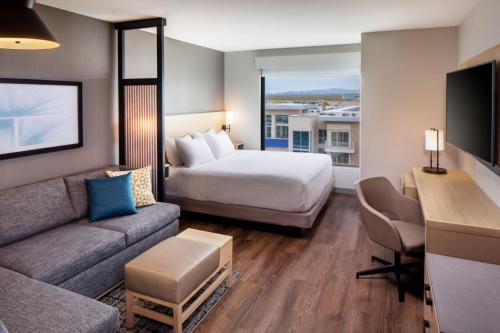 King Room with Sofa Bed and Roll-In Shower - Disability Access room in Hyatt Place Scottsdale-North