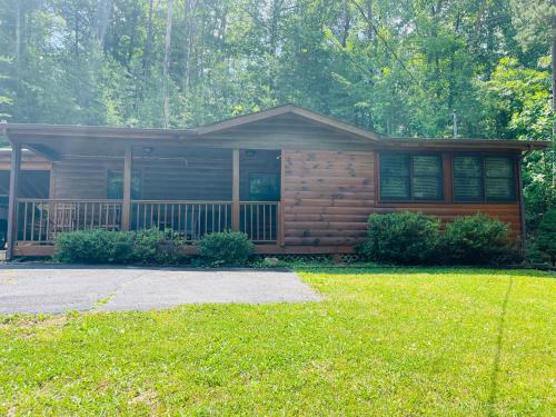 Smoky Mountain Enchanting Haven 3BR2BA Cabin in Sevierville, USA