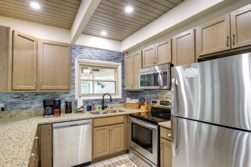 Gatlinburg Home with Mtn Views and Hot Tub 2Mi to Town - image 17