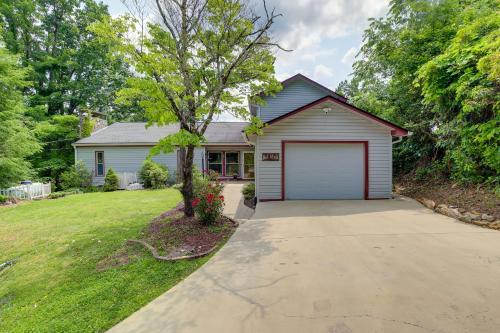 Gatlinburg Home with Mtn Views and Hot Tub 2Mi to Town - image 33