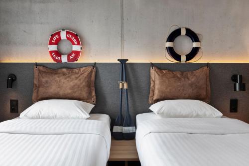 Moxy Bergen - image 7