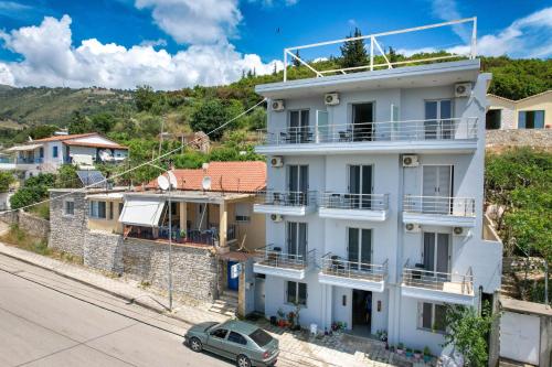 Double Room with Balcony and Sea View image 10
