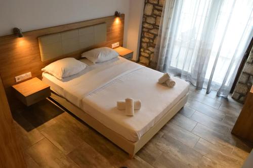 1 queen bed, 1 twin bed