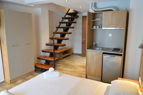 1 queen bed, 1 sofa bed
