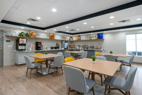 อาหารและเครื่องดื่ม, Comfort Inn & Suites Hampton near Coliseum in แฮมพ์ตัน (VA)