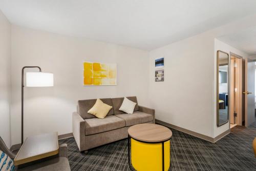 Country Inn & Suites by Radisson Hampton VA - image 7