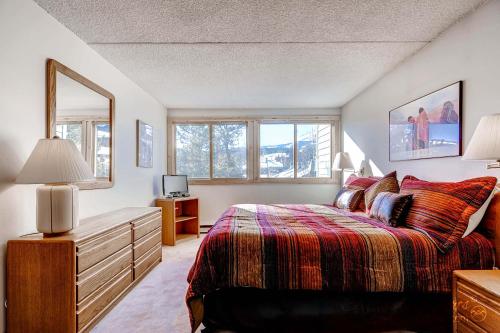 Unwind in Spacious Comfort, 2 Bedroom Retreat in an Unbeatable Downtown Breck Location TE511