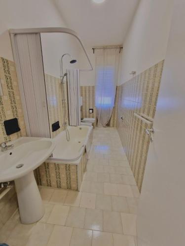 Bathroom, Guest House Service Modugno - ZONA INDUSTRIALE in Modugno